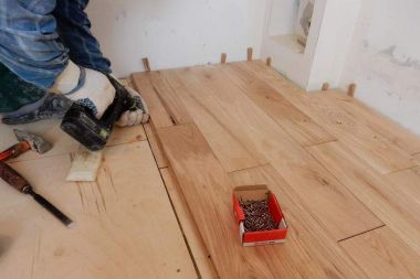 Массивная доска для пола: укладка методом жесткого крепления 